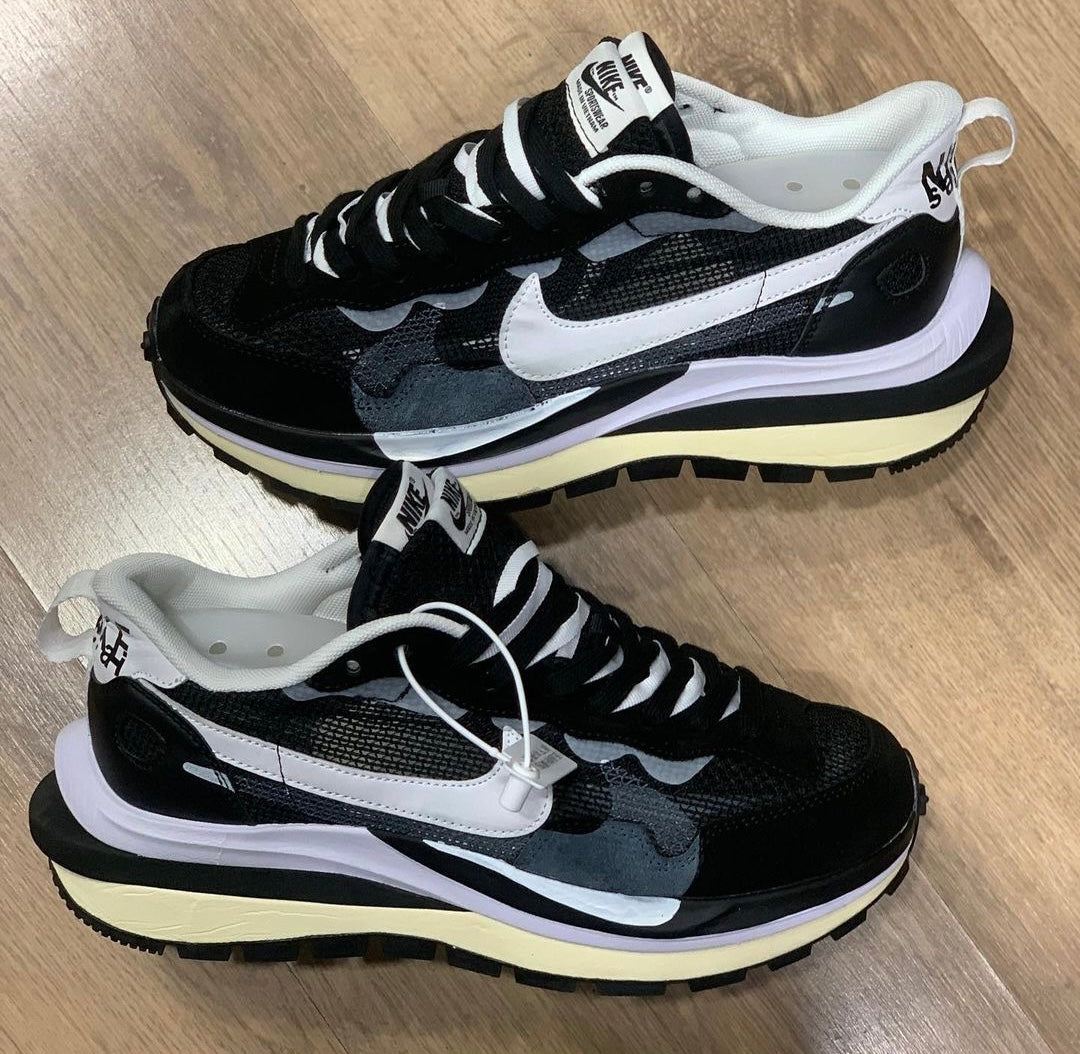 Tênis Sacai x VaporWaffle 'Black White'