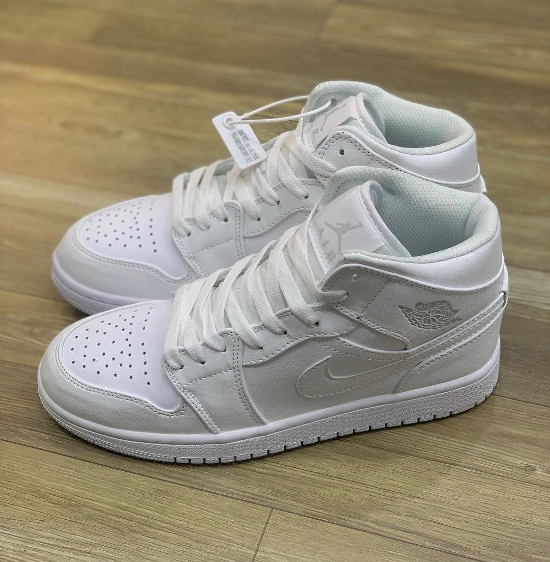 Tênis Jordan 1 Mid 'Triple White'