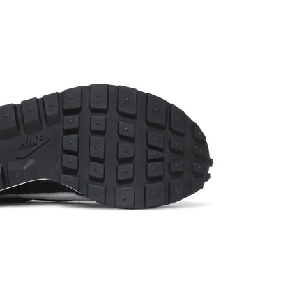 Tênis Sacai x VaporWaffle 'Black White'